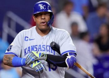 El receptor venezolano Salvador Pérez es el ganador del premio Roberto Clemente 2024