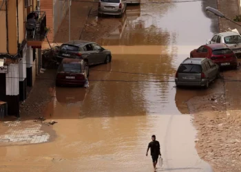 Gobierno español pide no salir de casa en zonas afectadas por la dana y decreta tres días de luto oficial