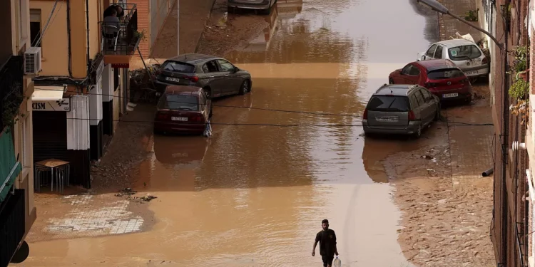 Gobierno español pide no salir de casa en zonas afectadas por la dana y decreta tres días de luto oficial