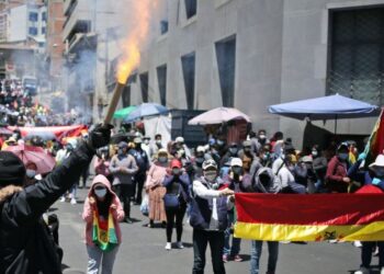 Nuevo enfrentamiento entre manifestantes y policías deja al menos 30 heridos en Bolivia