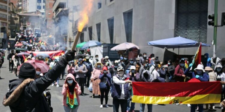 Nuevo enfrentamiento entre manifestantes y policías deja al menos 30 heridos en Bolivia