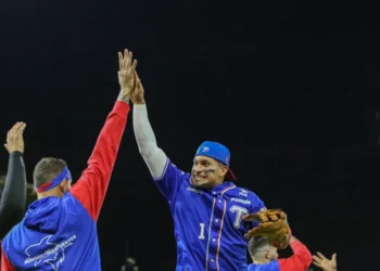 Tiburones se mantiene en el primer lugar de la tabla tras derrotar a las Águilas 10-0