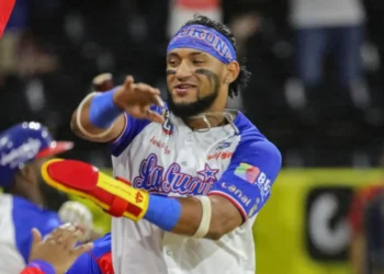 Tiburones de la Guaira ganan el duelo de poder a Leones del Caracas en el Universitario