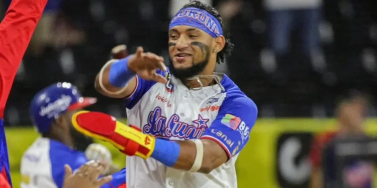 Tiburones de la Guaira ganan el duelo de poder a Leones del Caracas en el Universitario