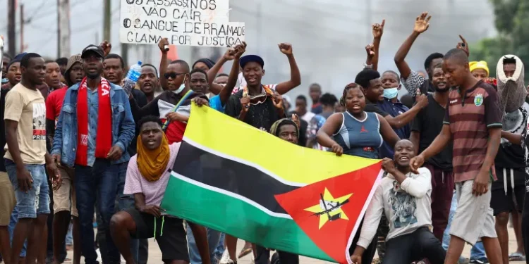 Dos muertos y 371 detenidos en protestas contra fraude electoral en Mozambique