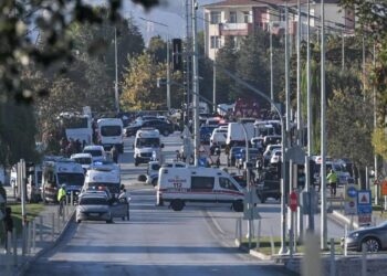 Tres muertos y catorce heridos en el ataque terrorista a una fábrica militar en Turquía