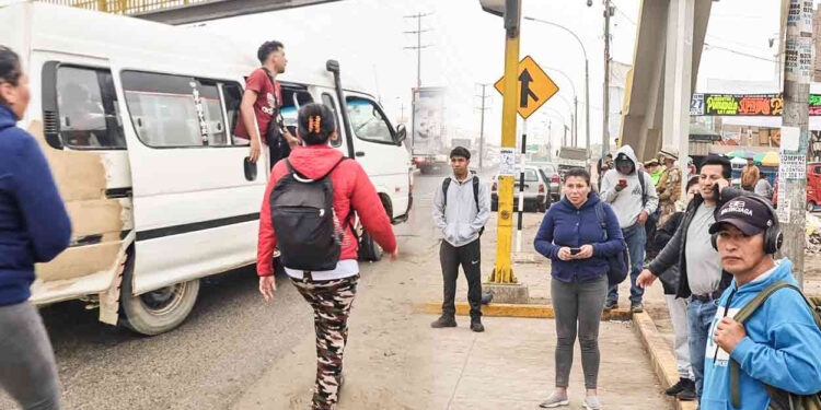 Transportistas y comerciantes protestan en las calles de Lima por aumento de delincuencia