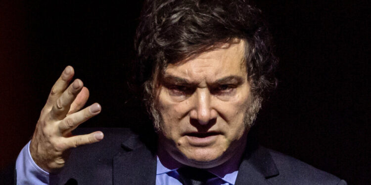 Milei compara al presidente de la AFA con Maduro: “quizás tienen situaciones irregulares”