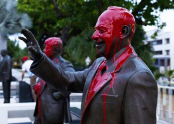 Lanzan pintura sobre estatuas de presidentes de EEUU en Puerto Rico tras insulto «isla basura»