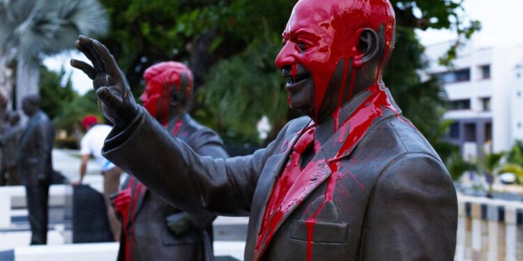 Lanzan pintura sobre estatuas de presidentes de EEUU en Puerto Rico tras insulto «isla basura»