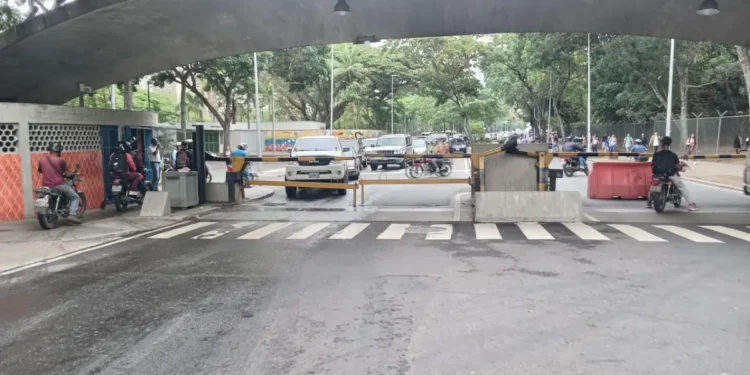 Trabajadores cierran accesos de la UCV y exigen reivindicaciones salariales