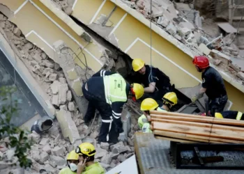 Se desploma edificio de 10 pisos en Argentina, reportan al menos siete desaparecidos
