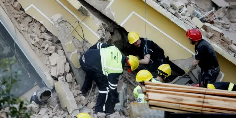 Se desploma edificio de 10 pisos en Argentina, reportan al menos siete desaparecidos