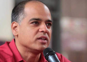 “Pura cháchara”: exministro Andrés Izarra desestima denuncias de Cabello sobre nuevo plan terrorista