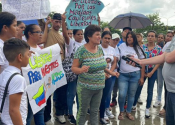 Madres de jóvenes detenidos por protestar alzan su voz a las afueras del penal de Tocuyito