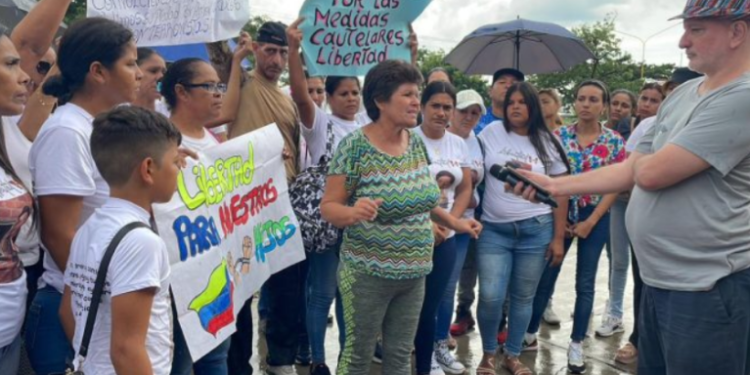 Madres de jóvenes detenidos por protestar alzan su voz a las afueras del penal de Tocuyito