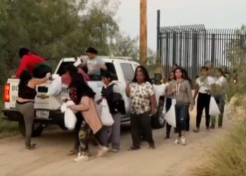 Más de 100 inmigrantes latinoamericanos cruzaron ilegalmente hacia Texas