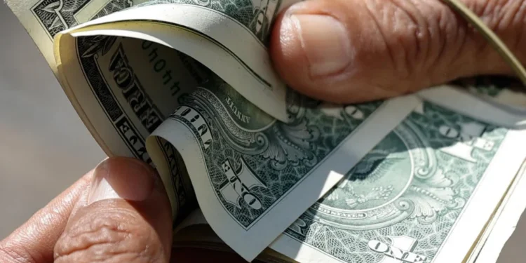Escalada del dólar dispara precios de productos básicos en Venezuela