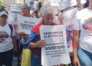 Familiares de presos políticos protestan ante el Ministerio de Servicio Penitenciario en Caracas