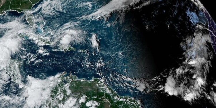 Cuba prevé que el huracán Óscar toque tierra tarde este domingo por su extremo nororiental