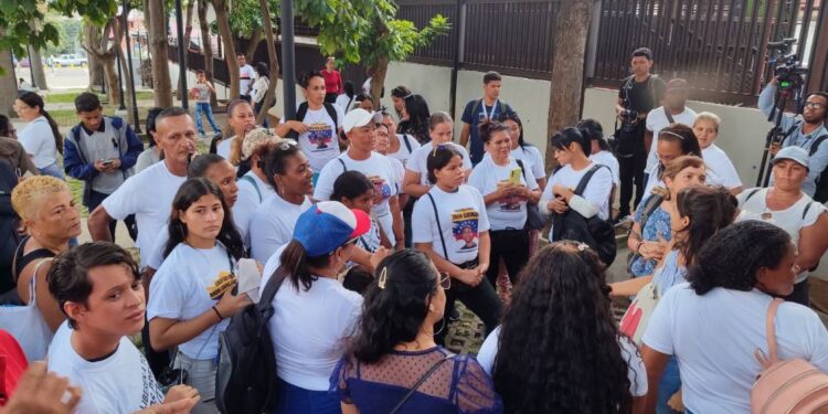 Familias y ONG alertan sobre silencio de defensores públicos en audiencias de presos por protestas