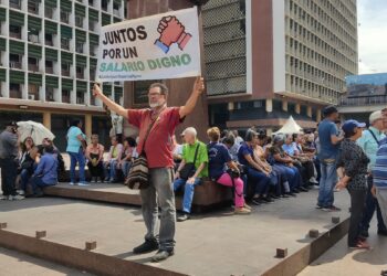 Trabajadores de la salud y otros gremios protestan en Caracas por mejoras salariales