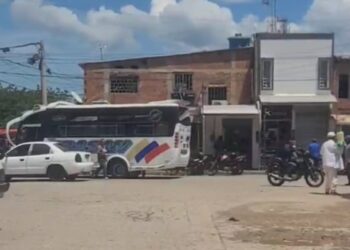 Cierran puente internacional Simón Bolívar por enfrentamiento entre uniformados colombianos y grupos irregulares