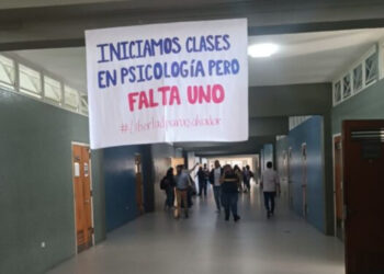 Estudiantes realizan “pupitrazo” en la UCV para exigir la liberación de los presos políticos