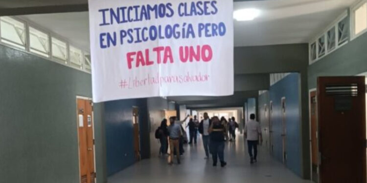 Estudiantes realizan “pupitrazo” en la UCV para exigir la liberación de los presos políticos