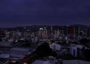 Usuarios reportan fuertes bajones de luz en algunas zonas de Caracas y otros estados del país