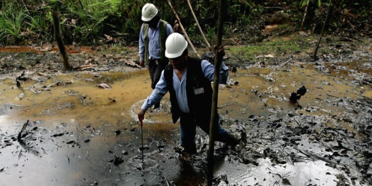 Autoridades peruanas evalúan emergencia ambiental en la Amazonía tras derrame de crudo