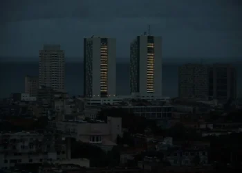 Cuba comienza las labores para iniciar la principal termoeléctrica en medio del apagón