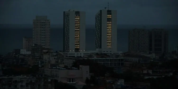 Cuba comienza las labores para iniciar la principal termoeléctrica en medio del apagón