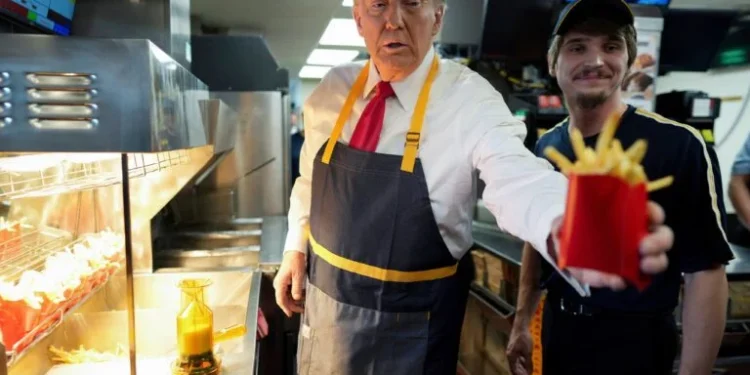 Trump cocina papas fritas en un McDonald’s y afirma que Harris nunca trabajó en uno