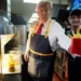 Trump cocina papas fritas en un McDonald’s y afirma que Harris nunca trabajó en uno