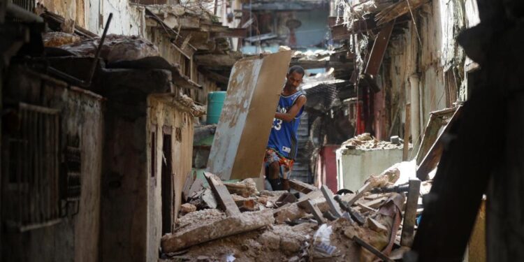 Evacúan a miles en el este de Cuba tras fuertes lluvias en la región donde pasó Óscar