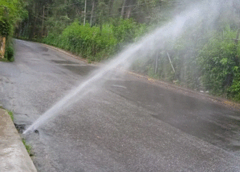 Colapsa tubería de aguas blancas en San Antonio de Los Altos