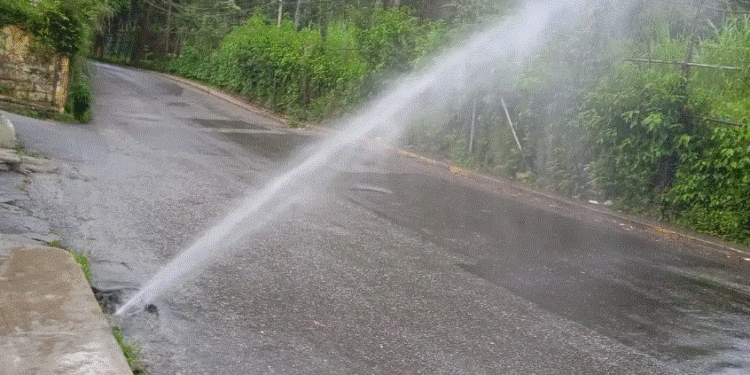 Colapsa tubería de aguas blancas en San Antonio de Los Altos