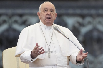 El papa Francisco cierra el Sínodo reclamando una Iglesia «en pie» que «recoja el grito» del mundo