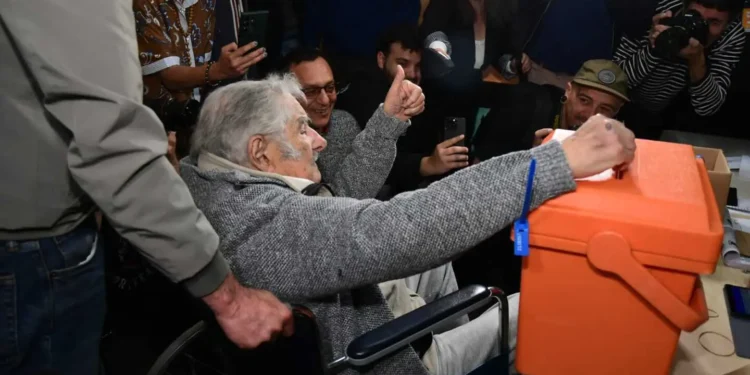 Abren centros de votación para las elecciones presidenciales y parlamentarias de Uruguay