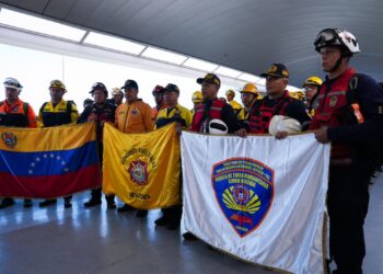 Bomberos venezolanos combatieron 80% de incendios en Bolivia