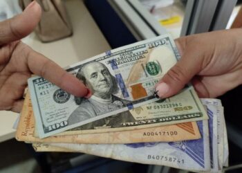 Brecha entre el dólar oficial y el paralelo en Venezuela se acentúa antes de Navidad