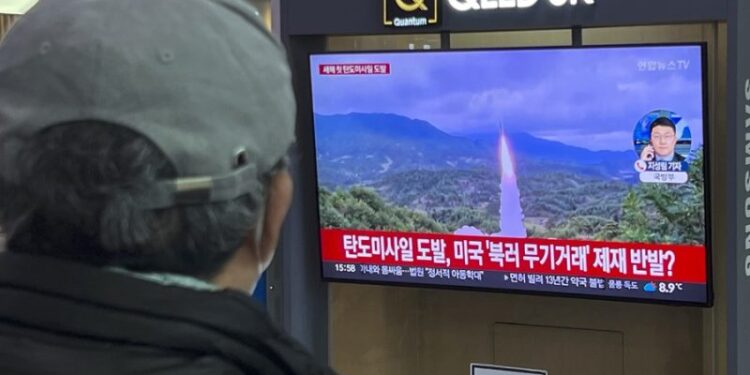 La UE condena el lanzamiento de misil norcoreano que pone en peligro la paz y la seguridad