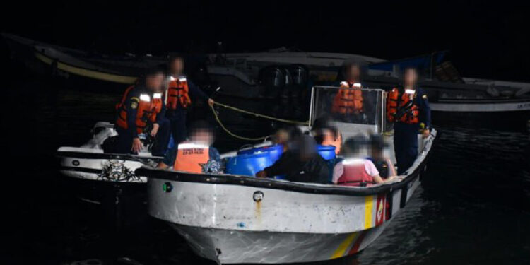 Rescatan a cuatro niños venezolanos en embarcación con migrantes en la isla de San Andrés