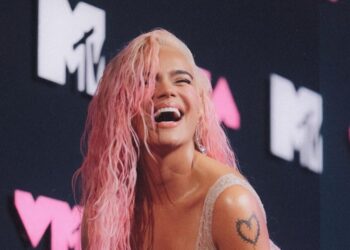 Karol G lidera reapertura de colegio que su fundación restauró en Medellín