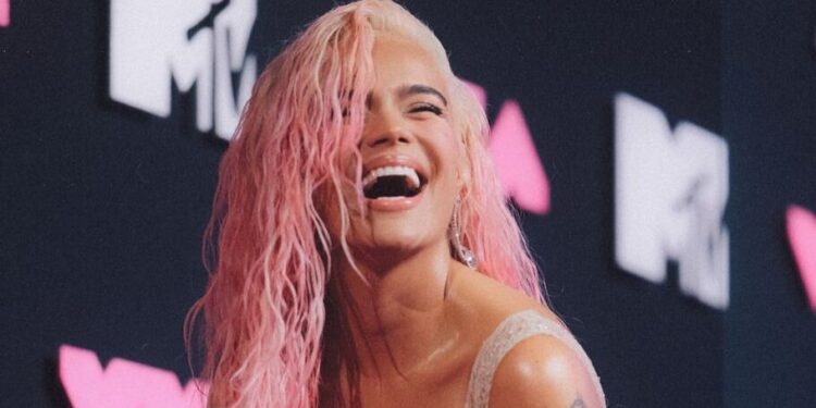 Karol G lidera reapertura de colegio que su fundación restauró en Medellín