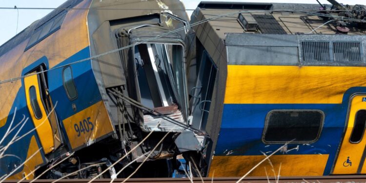 Al menos un muerto y cuatro heridos por el descarrilamiento de un tren en Noruega