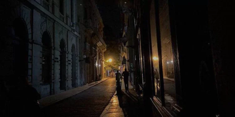 Crisis en Cuba: Se prevé apagones simultáneos en hasta el 35 % de la isla