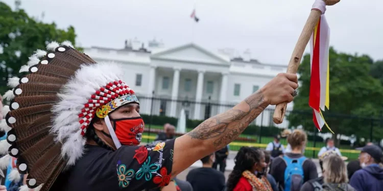 Desmotivación en el voto indígena, clave para las presidenciales de EEUU
