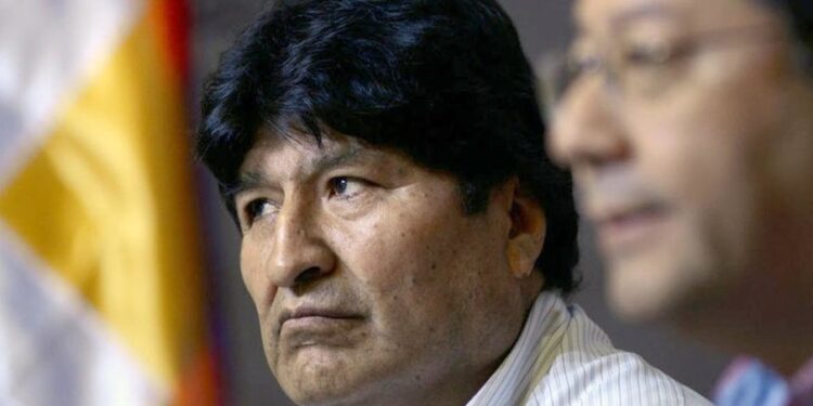 Acusan a Evo Morales de disparar a policías y evitar un punto de control antidrogas